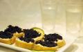 Wie isst man schwarzen Kaviar und wie serviert man ihn?