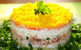 Salat mit rosa Lachs ist sehr lecker: Schritt-für-Schritt-Rezept mit Fotos