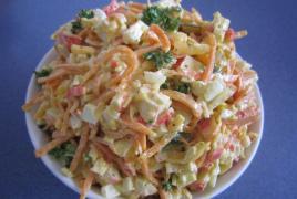Saftige Salate mit Krabbenstäbchen und koreanischen Karotten